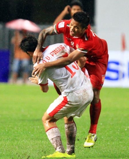 Hậu vệ Văn Phong đã phải nhập viện sau mộ tình huống vào bóng nguy hiểm của cầu thủ Myanmar.